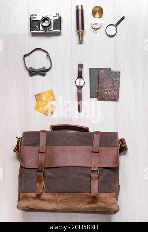 Set di accessori da viaggio per uomo su sfondo in legno Foto Stock