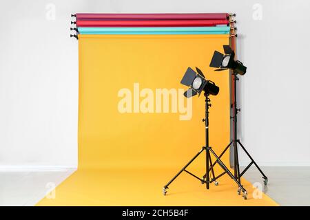 Sfondi a colori e attrezzature moderne in studio fotografico Foto Stock