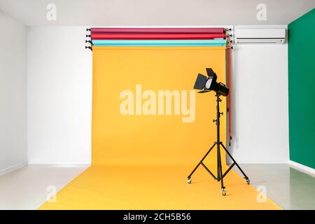 Sfondi a colori e attrezzature moderne in studio fotografico Foto Stock