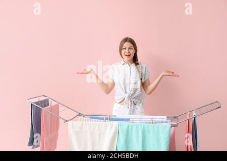 Donna con asciugamani puliti e asciugatrice su sfondo bianco Foto stock -  Alamy