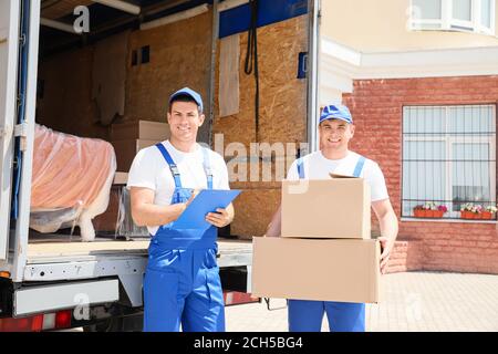 Caricatori che prelevano il carico dal camion Foto Stock