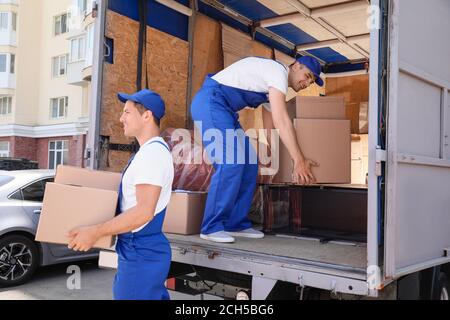 Caricatori che prelevano il carico dal camion Foto Stock