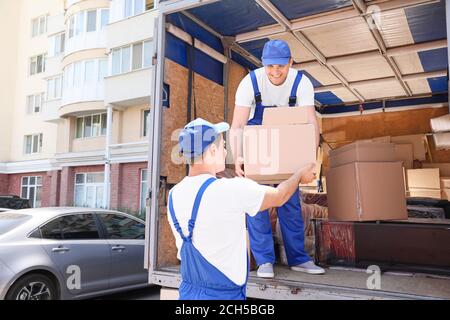 Caricatori che prelevano il carico dal camion Foto Stock