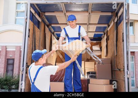 Caricatori che prelevano il carico dal camion Foto Stock