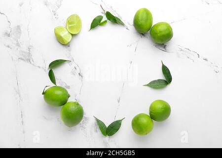 Cornice realizzata con lime fresche su sfondo chiaro Foto Stock