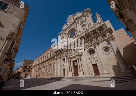 La Chiesa di Santa Croce ne è un bell'esempio Stile barocco - la strada deserta è dovuta a. Blocco Covid 19 Foto Stock