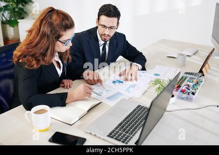 Il team di marketing controlla i documenti Foto Stock