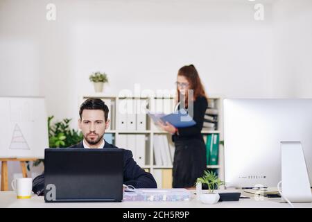 Imprenditore lavorando sul computer portatile Foto Stock