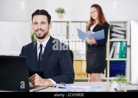 Giovane imprenditore allegro Foto Stock