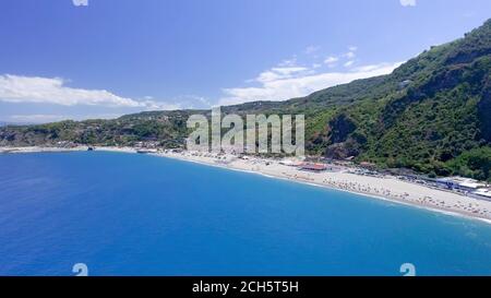 Calabria, Italia. Vista aerea della spiaggia di Ulivarella nella stagione estiva. Movimento lento Foto Stock