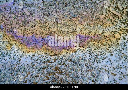 La benzina scorre sul marciapiede. Foto Stock