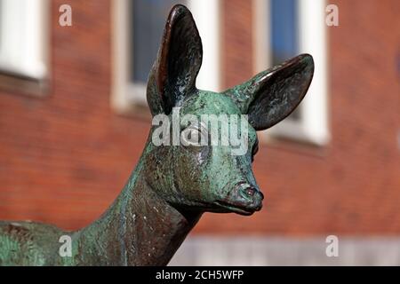 Skelleftea, Norrland Svezia - 3 agosto 2020: Statua raffigurante un cervo fuori dal municipio Foto Stock