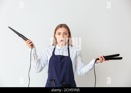 Acconciatore femminile su sfondo chiaro Foto Stock