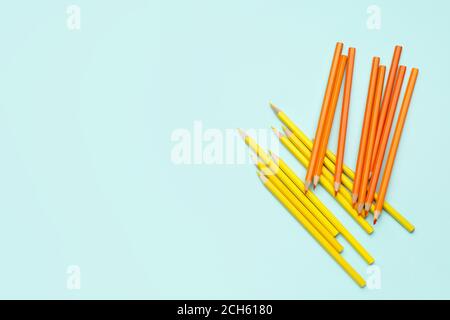 Matite ordinarie su sfondo a colori Foto Stock