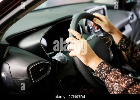 Donna alla guida di una vettura Foto Stock
