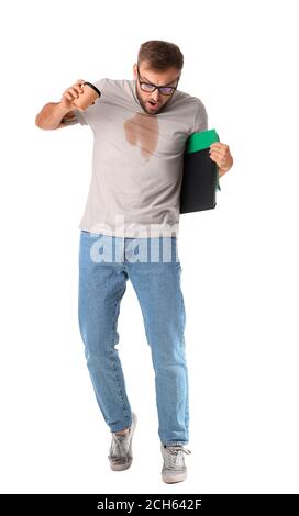 Giovane uomo d'affari stressato con macchie di caffè sulla sua t-shirt sfondo bianco Foto Stock