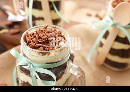 Delizioso cupcake in vaso sul tavolo, primo piano Foto Stock