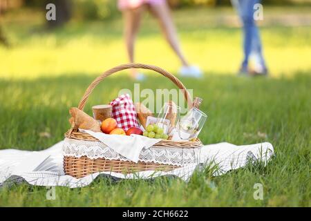 Cestino con cibo gustoso e bevande per un picnic romantico in parcheggio Foto Stock