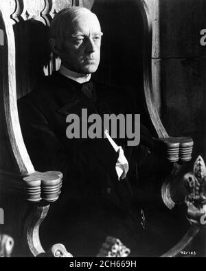 ALEC GUINNESS Ritratto come Signore Ascoyne D'Ascoyne in CUORI GENTILI E la sceneggiatura ROBERT Hamer del regista ROBERT HAMER di CORONETS 1949 John Dighton romanzo Roy Horniman Ealing Studios / Michael Balcon Produzioni / Distributori cinematografici generali (GFD) Foto Stock