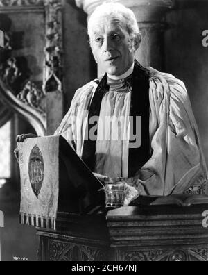 ALEC GUINNESS Ritratto come il reverendo Lord Henry D'Ascoyne in KIND HEARTS E CORONETS 1949 regista ROBERT HAMER sceneggiatura Hamer e John Dighton romanzo Roy Horniman Ealing Studios / Michael Balcon Productions / General Film Distributors (GFD) Foto Stock