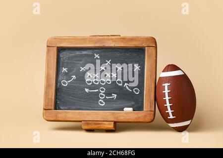 Palla di rugby con schema di gioco di calcio su sfondo a colori Foto Stock