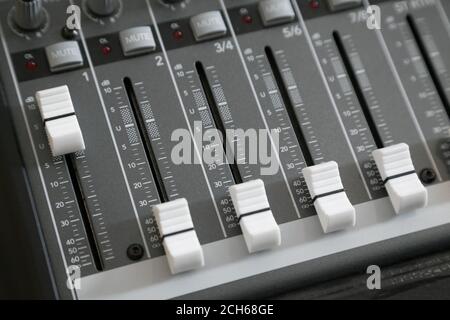 Piano mixer audio con manopole e messa a fuoco selettiva Foto Stock