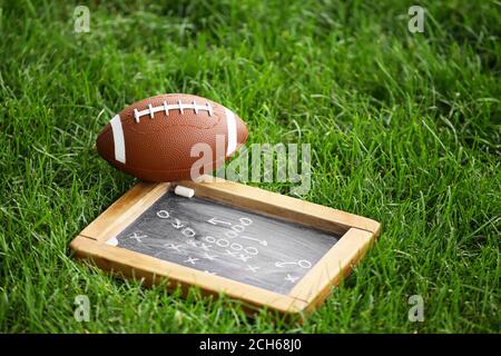 Palla di rugby con schema di gioco di calcio all'aperto Foto Stock