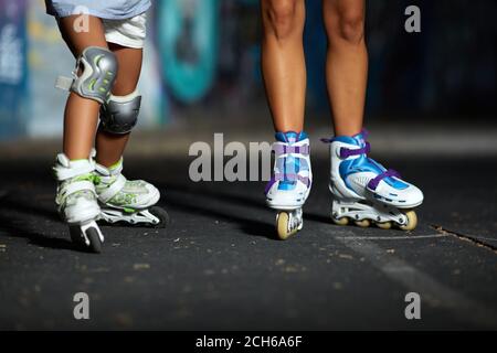 Gambe di skate in skatepark in serata. Foto Stock