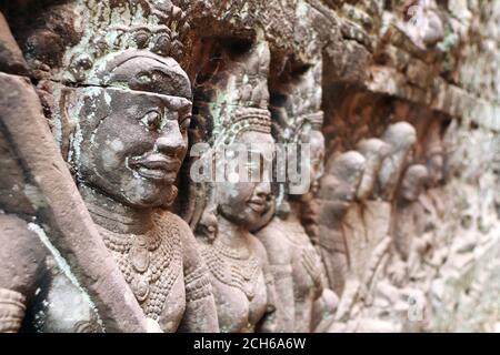 Bassorilievo sulla parete nascosta della Terrazza del Re del Leper. Sculture di ballerini di Apsara e custodi del mondo sotterraneo, Angkor Wat (Angkor Thom), Siem rea Foto Stock