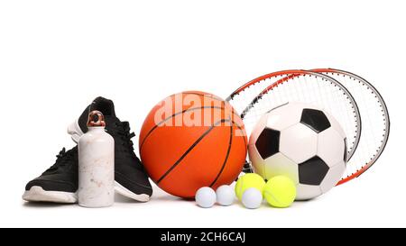 Diverse attrezzature sportive su sfondo bianco Foto Stock
