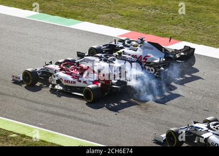 Crash: RAIKKONEN Kimi (fin), Alfa Romeo Racing ORLEN C39, GASLY Pierre (fra), Scuderia AlphaTauri Honda AT01, GROSJEAN Romain (fra), Haas F1 Team VF-2 Foto Stock