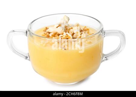 Pentola con gustosa zuppa di popcorn su sfondo bianco Foto Stock