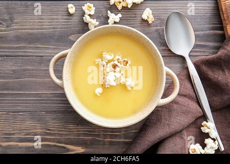 Pentola con gustosa zuppa di popcorn sul tavolo Foto Stock