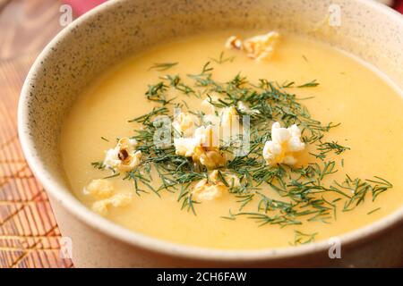 Pentola con gustosa zuppa di popcorn sul tavolo, primo piano Foto Stock