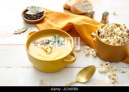 Pentola con gustosa zuppa di popcorn sul tavolo Foto Stock