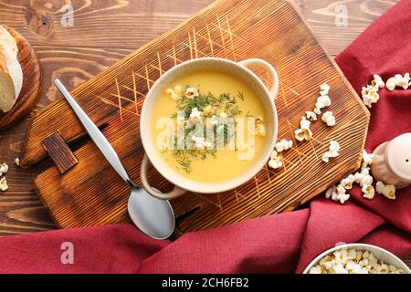 Pentola con gustosa zuppa di popcorn sul tavolo Foto Stock