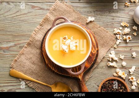 Pentola con gustosa zuppa di popcorn sul tavolo Foto Stock