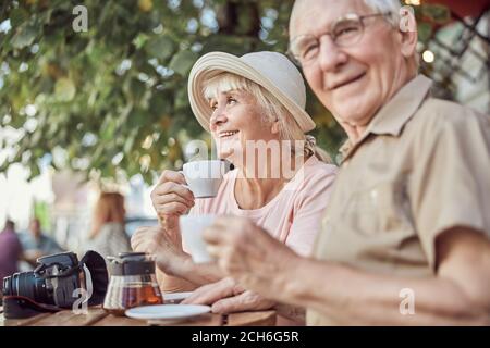 Due persone anziane che si divertono Foto Stock