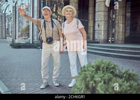 Due allegri viaggiatori che si trovano nel centro della città Foto Stock