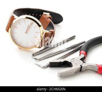 Orologio e attrezzi per la riparazione su sfondo bianco Foto Stock