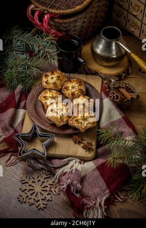 Dolci di Capodanno. Porzioni semplici cupcakes con mele. Still Life - muffin fatti in casa su un piatto. Dessert su un tavolo di legno. Dolce di Natale Foto Stock