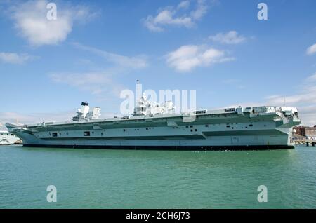 Portsmouth, Regno Unito - 8 settembre 2020: Vista dell'intera lunghezza della grande portaerei Royal Navy - Queen Elizabeth. Ormeggiato a Portsmouth Harbour, Foto Stock