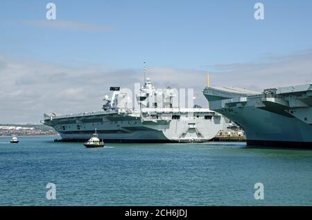 Portsmouth, Regno Unito - 8 settembre 2020: La portaerei della Royal Navy Prince of Wales ormeggiata a Portsmouth Harbour di fronte alla nave gemellata Queen Elizabe Foto Stock