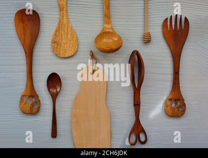 Posa piatta di utensili da cucina in legno e utensili da cucina Foto Stock