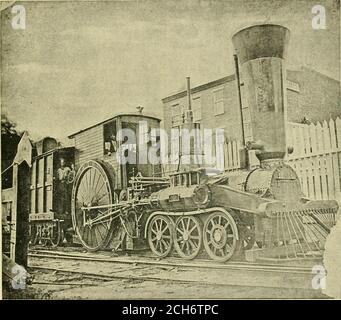 . L'ingegnere americano e giornale ferroviario enton e New Brunswick, e whichwas abbandonato quando l'attuale linea da Deans Pondto Trenton è stato costruito, circa 1863. Questi ultimi engineswere afterwanl ricostruito con quattro driver di più piccolo diam-eter, circa 5 ft., una coppia posta di fronte e un behindthe fuoco-box, secondo il modello usuale. I cilindri a corsa lunga sono stati mantenuti, tuttavia, e quattro o fiveof questi motori con 3S-in. Colpo sono stati in servizio per qualche tempo dopo che le linee del New Jersey sono state affittate al Penn- ALCUNE NOTE CORRENTI. In relazione all'articolo su un po 'di locomotiva Histo Foto Stock