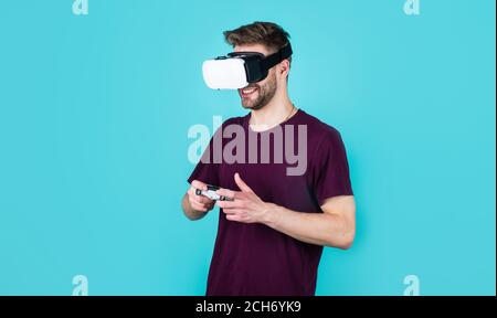 Lavoro virtuale. Concetto di tecnologia del futuro. Tipo che ottiene l'esperienza usando gli occhiali del visore VR. Uomo che indossa gli occhiali di realtà virtuale. Console di gioco che usa con il visore VR. Uomo con gli occhiali di realtà virtuale. Foto Stock