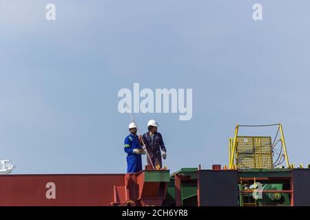 Gdansk, Polonia del Nord - 14 agosto 2020: Operaio industriale nel cantiere navale di motlawa River Side che si esibisce come di consueto in estate Foto Stock