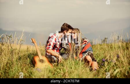 Escursionismo romance. Bella coppia romantica felice volti sorridenti sullo sfondo della natura. Ragazzo e ragazza con la chitarra. Passeggiata romantica. Canzone romantica. L'amore li ispira. Aria fresca e sentimenti puri. Foto Stock