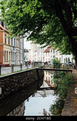 Wismar, Germania - 2 agosto 2019: Canale nel centro storico. Wismar è una città portuale e anseatica della Germania settentrionale, nel Mar Baltico Foto Stock