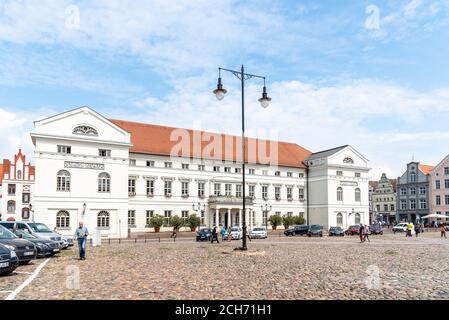 Wismar, Germania - 2 Agosto 2019: Town Square nel centro storico. Wismar è un porto e città anseatica nel nord della Germania sul Mar Baltico Foto Stock